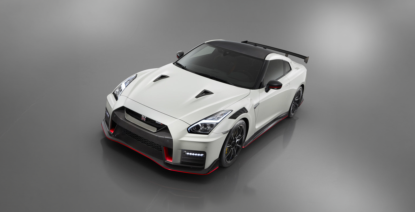 Nissan GT-R R35 NISMO blanc chez Barrie Nissan Ontario